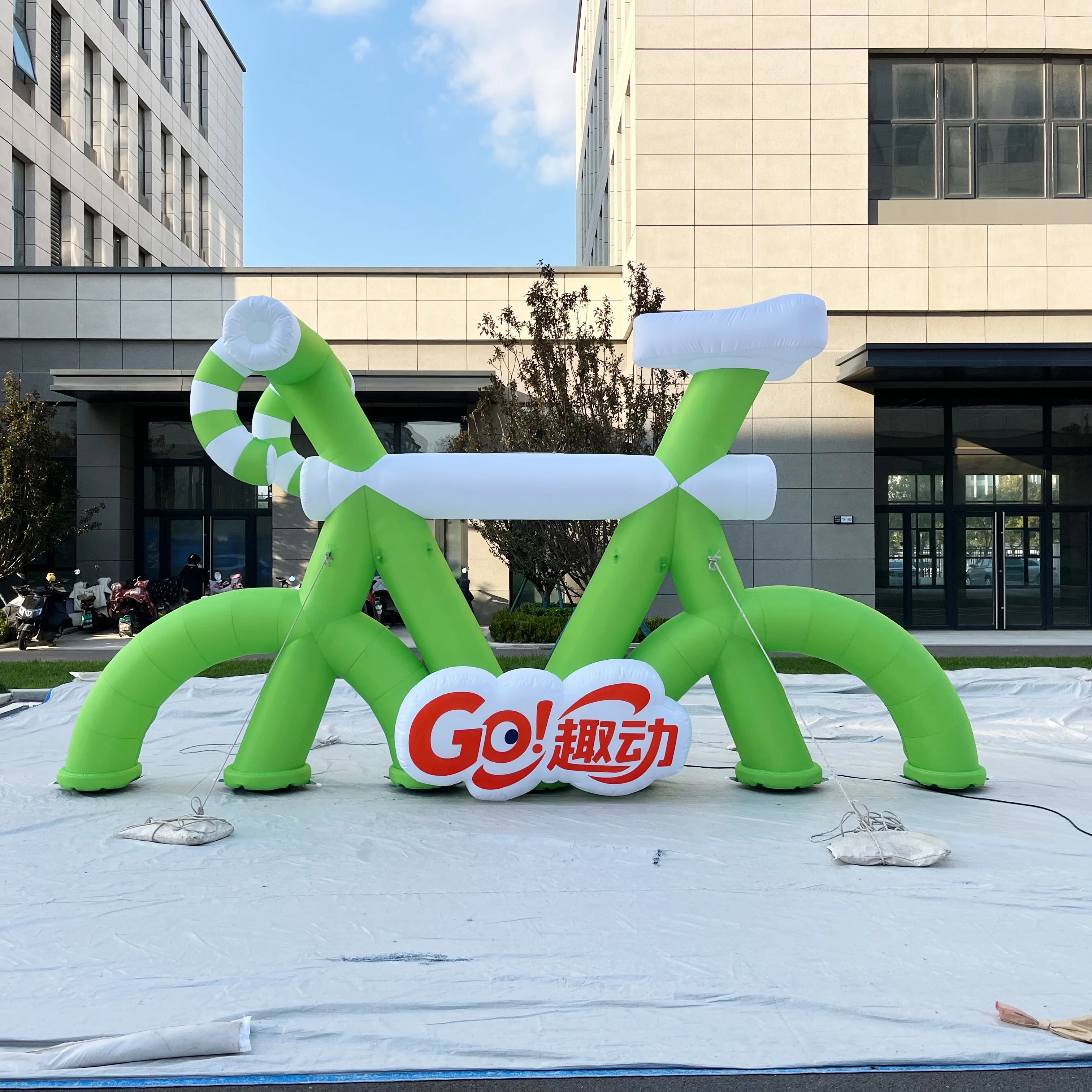 

Custom 6m Wide PVC/Polyester Waterproof Durable Inflatable Bicycle Green White Giant Advertising Bike Model