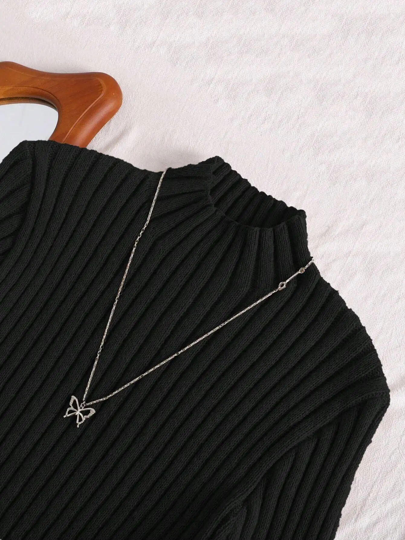 

Платье-свитер с высоким воротником и длинными рукавами из ребристой ткани больших размеров