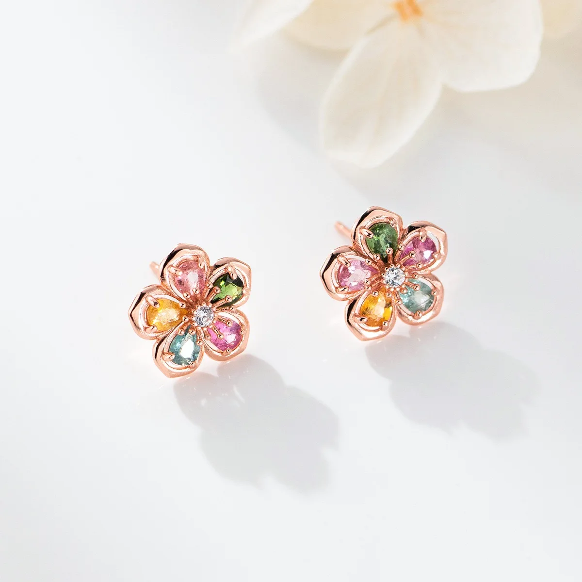 

Серебряные серьги 925 пробы для женщин, в форме цветка с пятью лепестками, с турмалином, в стиле цветущей сливы, трендовые серьги-гвоздики 2026 года