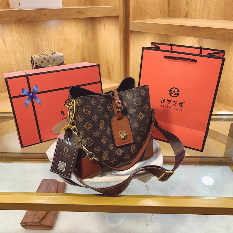 

Adaptable Shoulder Bag Women Multifunctional Handbag Light Luxury High Capacity Solution For Diverse Daily Occasions