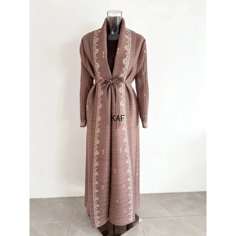 Casaco de capa longa plissada estilo étnico abaya feminino, cardigã grande com renda em lapela, casaco Miyake, outono e inverno, 2024