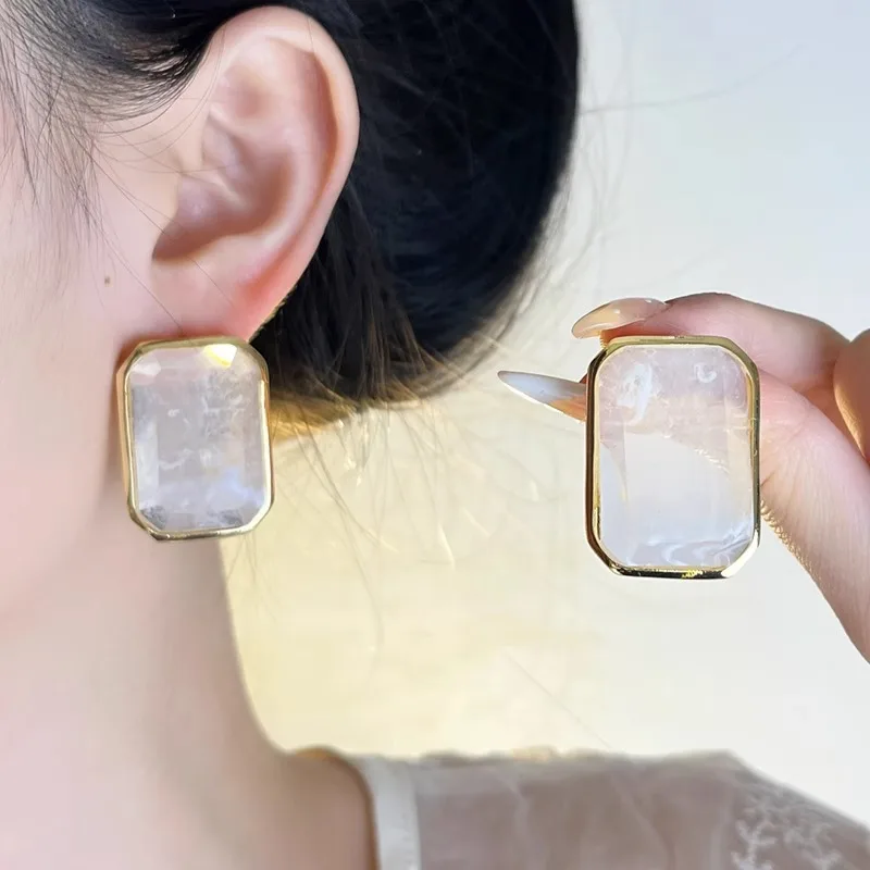 

Vintage Geometric Metal Square Crystal Earrings for Women European American Personality Simple Commuter Jewelry Accessories