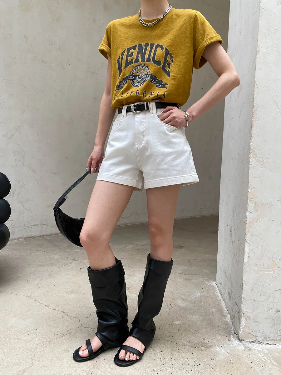 Sommerliche Damen-Casual-Shorts aus Denim in einfarbigem Design mit weitem Bein und A-Linie, figurschmeichelnd und als Hotpants geeignet. – Detail 20