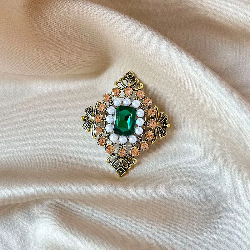 European Style Court Green Crystal Brooch Vintage Pearl Pin Suit Accessories Luxury Temperament Corsage for Men and Women