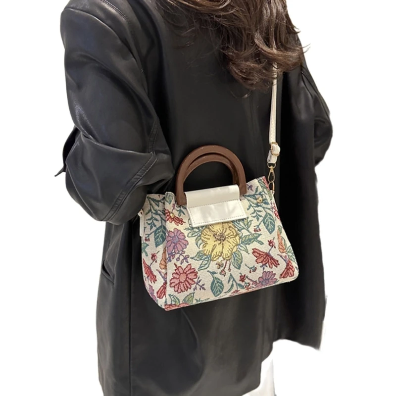 Bolso mano mujer versátil y moderno convertible en estilo bandolera o hombro.