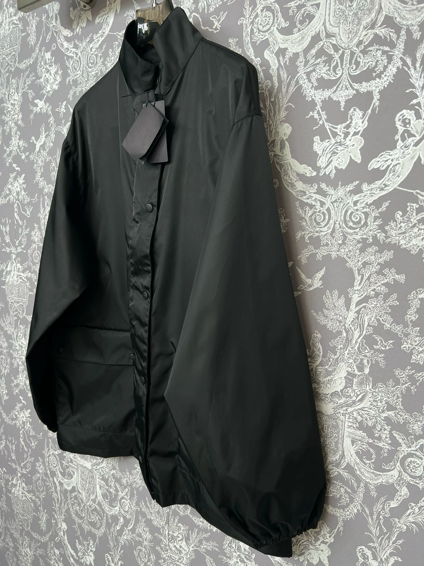 The new solid color jacket with recycled nylon yarn fabric texture is light, elegant and stylish