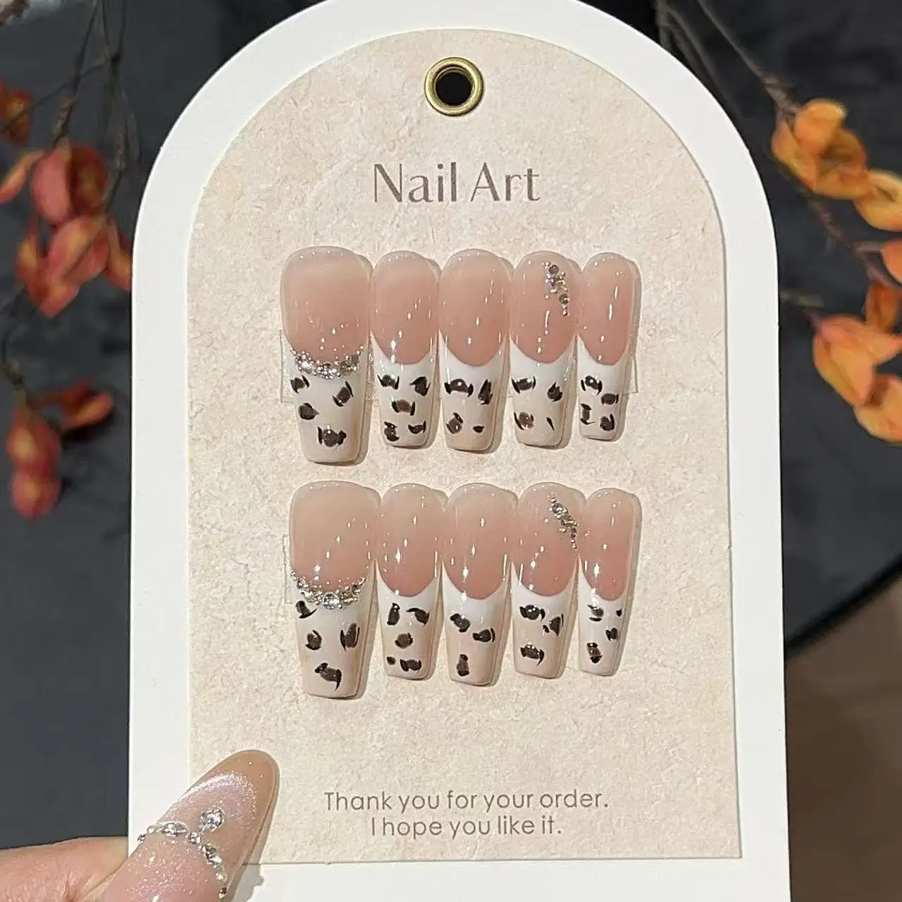 

10 шт., высококачественные новые коровьи леопардовые принты, нежно применяемые румяна и украшенные бриллиантами для благородных роскошных французских ногтей ручной работы.