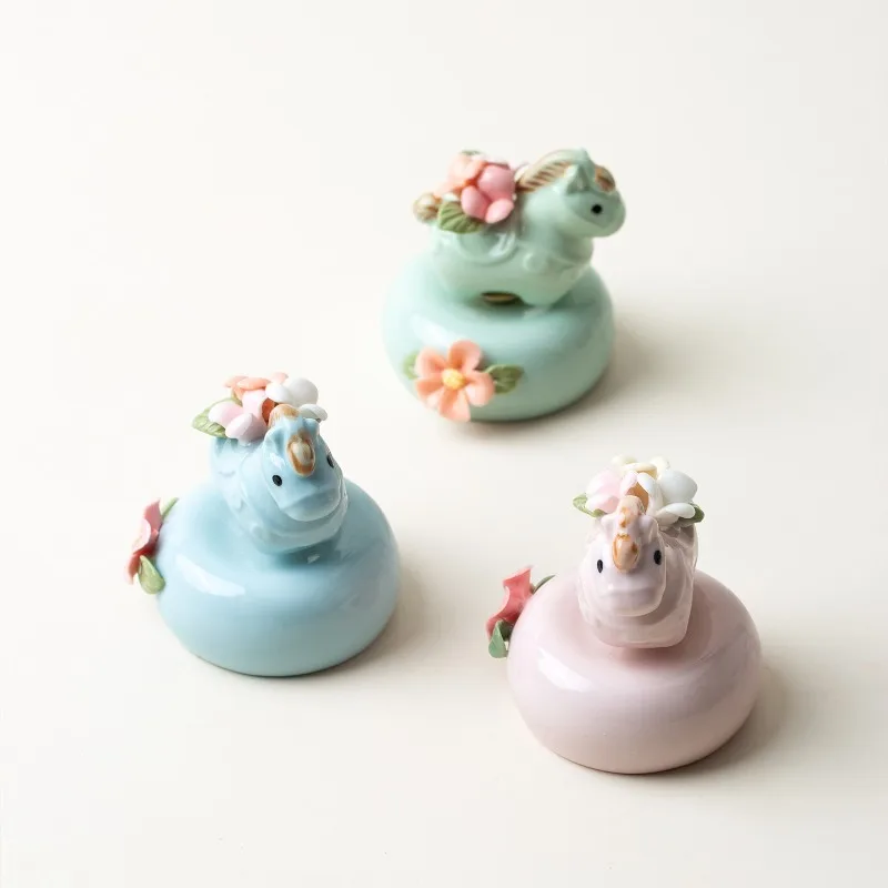 1pc Money Is Coming Soon Hand Held Flower Ceramic Rotating Pony Tea Table Ornaments Exquisite Tea Play Handmade Tea Pets