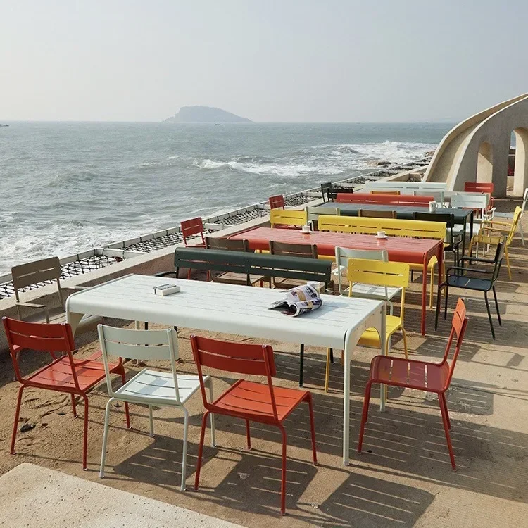Combinazione di tavolo e sedia da esterno in alluminio Internet celebrità villa cortile per il tempo libero all'aperto tavolo alto e sedia panca in metallo