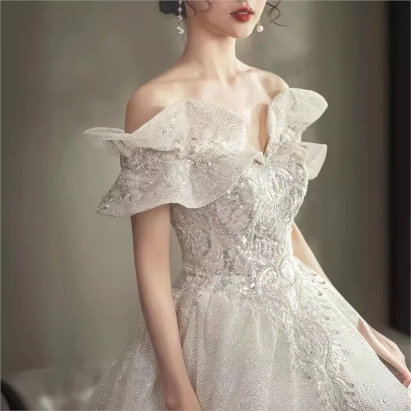 

A new one-shoulder main style dreamy chiffon dress with large tail