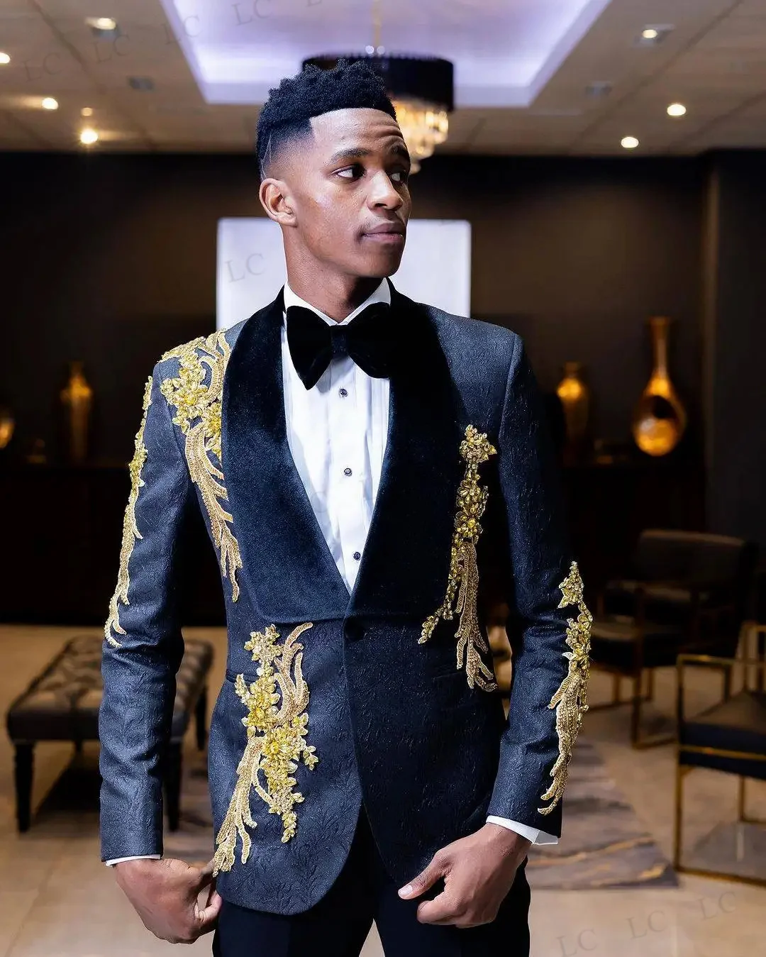 

Новый дизайн, комплект из 2-х предметов, блейзер, брюки, мужские костюмы, широкий бархатный лацкан, золотые аппликации, смокинг, тонкий свадебный жених, выпускной, большие размеры на заказ