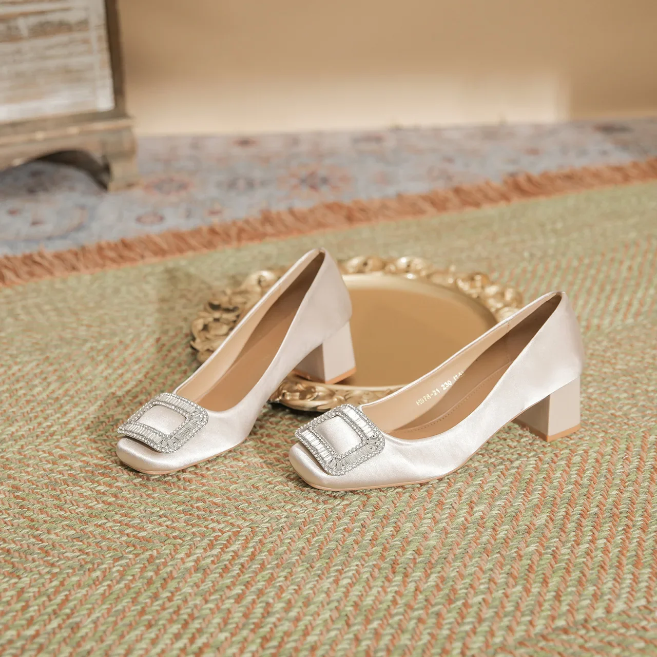 مقترن مع تنورة، يبدو مذهلاً. حذاء نسائي من جلد الغنم بكعب سميك من قوانغتشو بكعب عالٍ، حذاء حريري بلون سادة بمقدمة مربعة #4