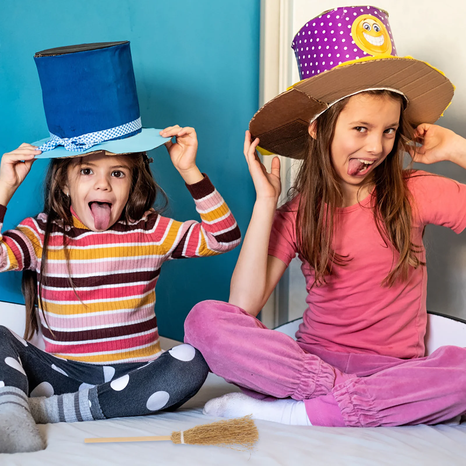 

5pcs Natural Pampas Grass Broom Decorative Witch Broom For Halloween Party Supply Festival Decoration Ornament