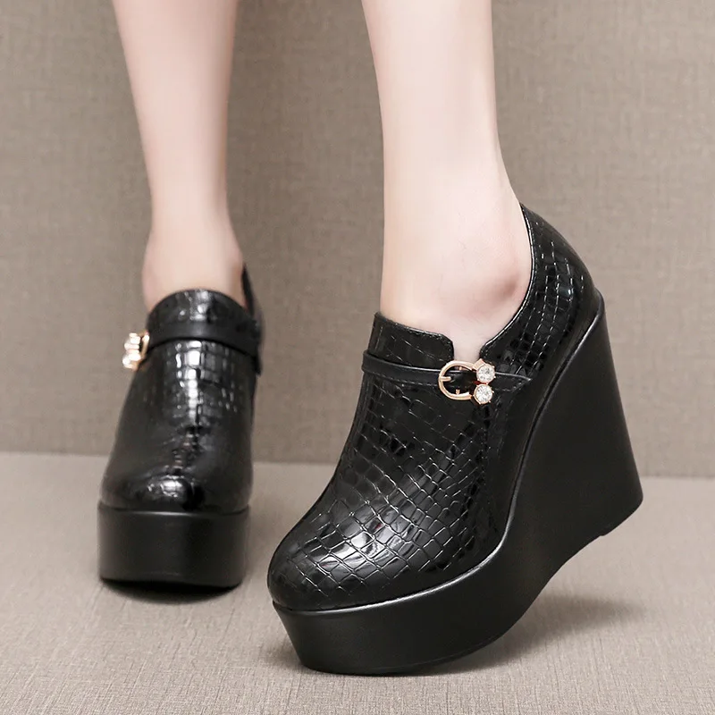 

12 см, маленький размер 33–43, винтажные лакированные кожаные туфли с глубоким вырезом и мехом, женские туфли-лодочки, весенние туфли на танкетке на высоком каблуке 2023 г.