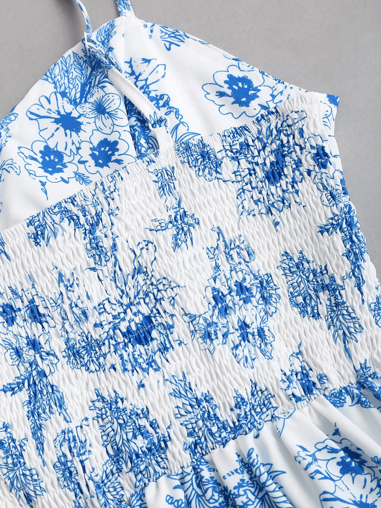 เดรสสายเดี่ยวพิมพ์ลายดอกไม้สีน้ำเงินขาว คอวีทรงหวาน เอวสูง กระโปรงบาน