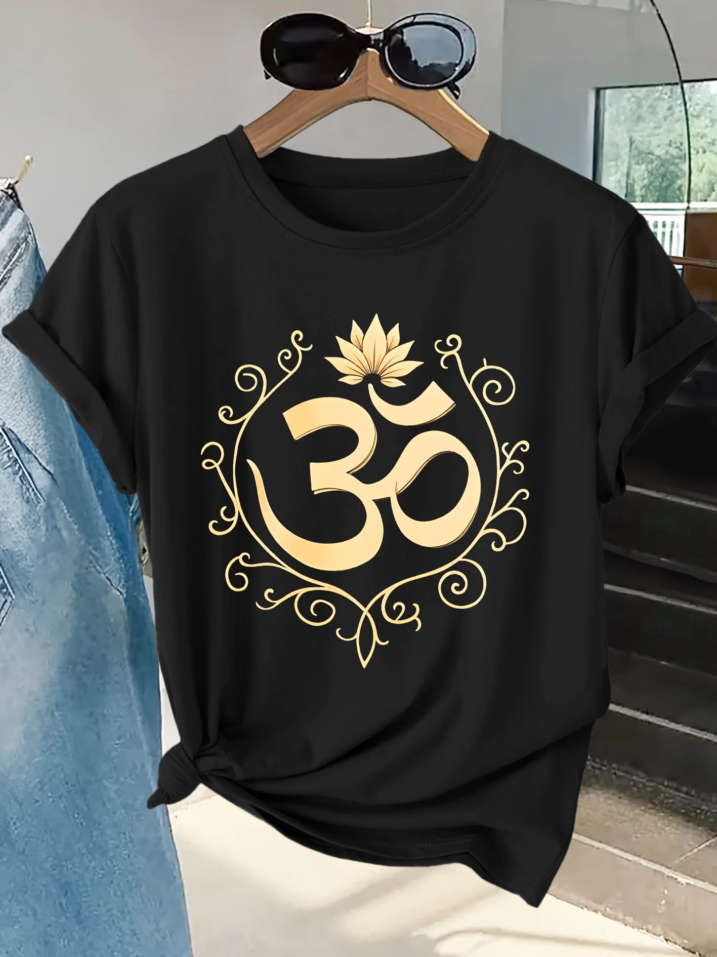 Women's Short Sleeved T-shirt with Gold Lotus OM Totem Print T-shirt, Comfortable Round Neck T-shirt Home and Outdoor Casual Top