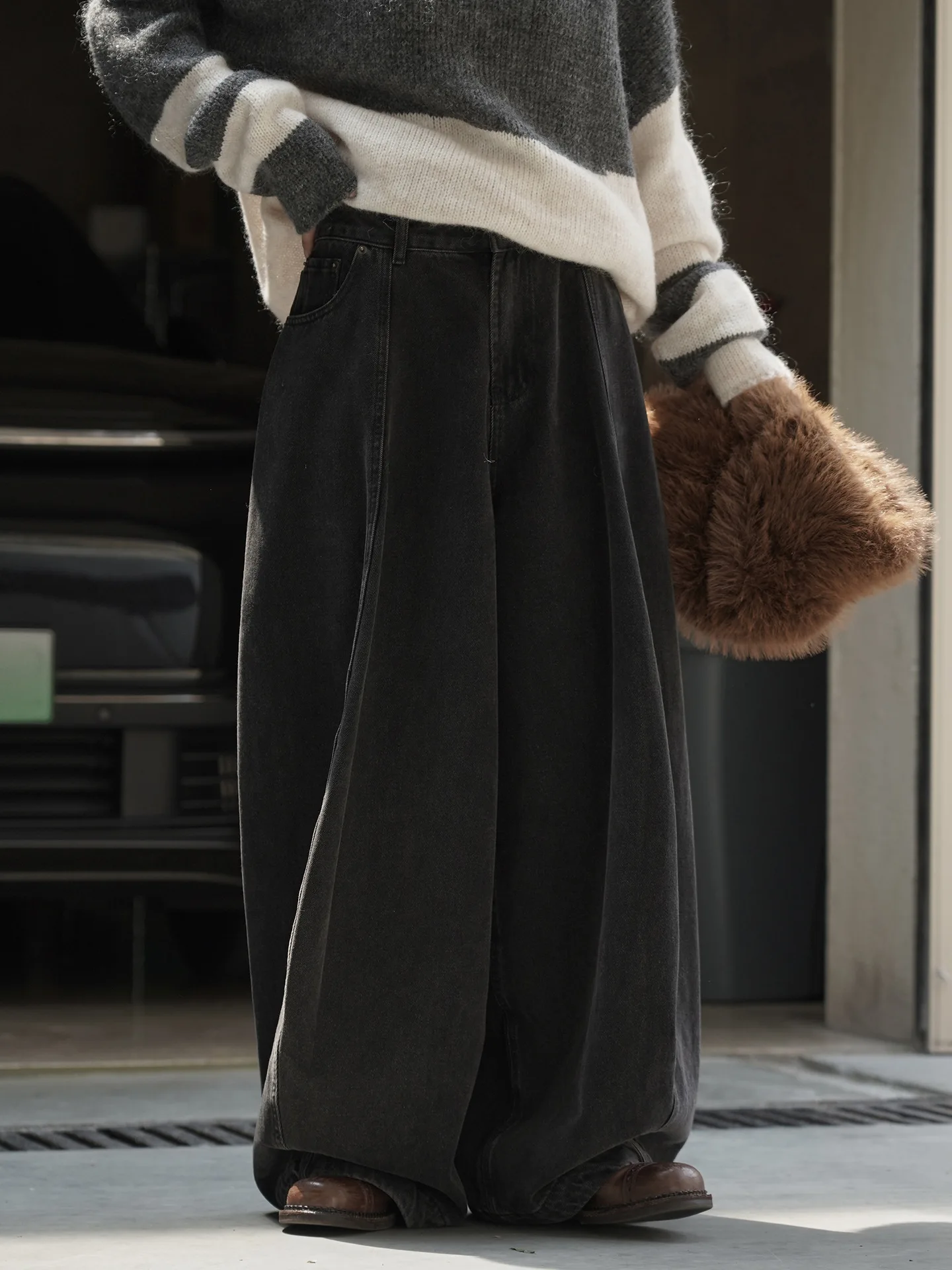 Retro and trendy curved split balloon jeans, loose and fashionable casual pants for women