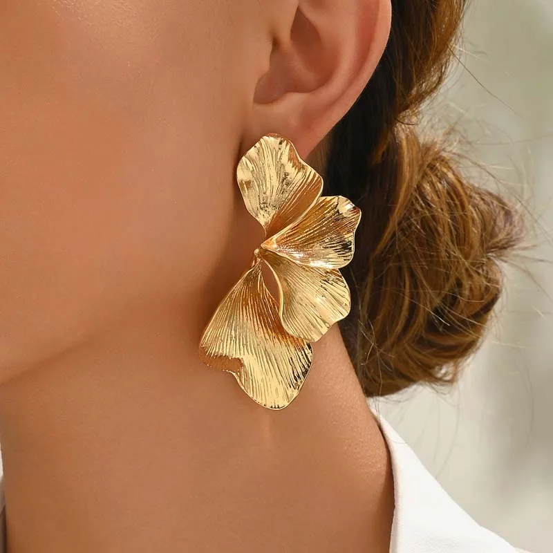 Elegante Ginkgo Blätter Halbe Blume Ohrstecker für Frauen Design Sinn Gold Farbe Blütenblätter Piercing Ohrringe Damen Schmuck