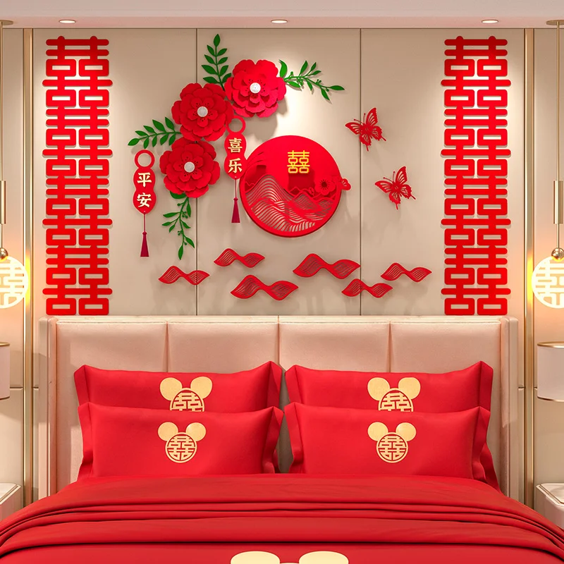 The background wall of the bedroom in the newlywed house is decorated with floral patterns