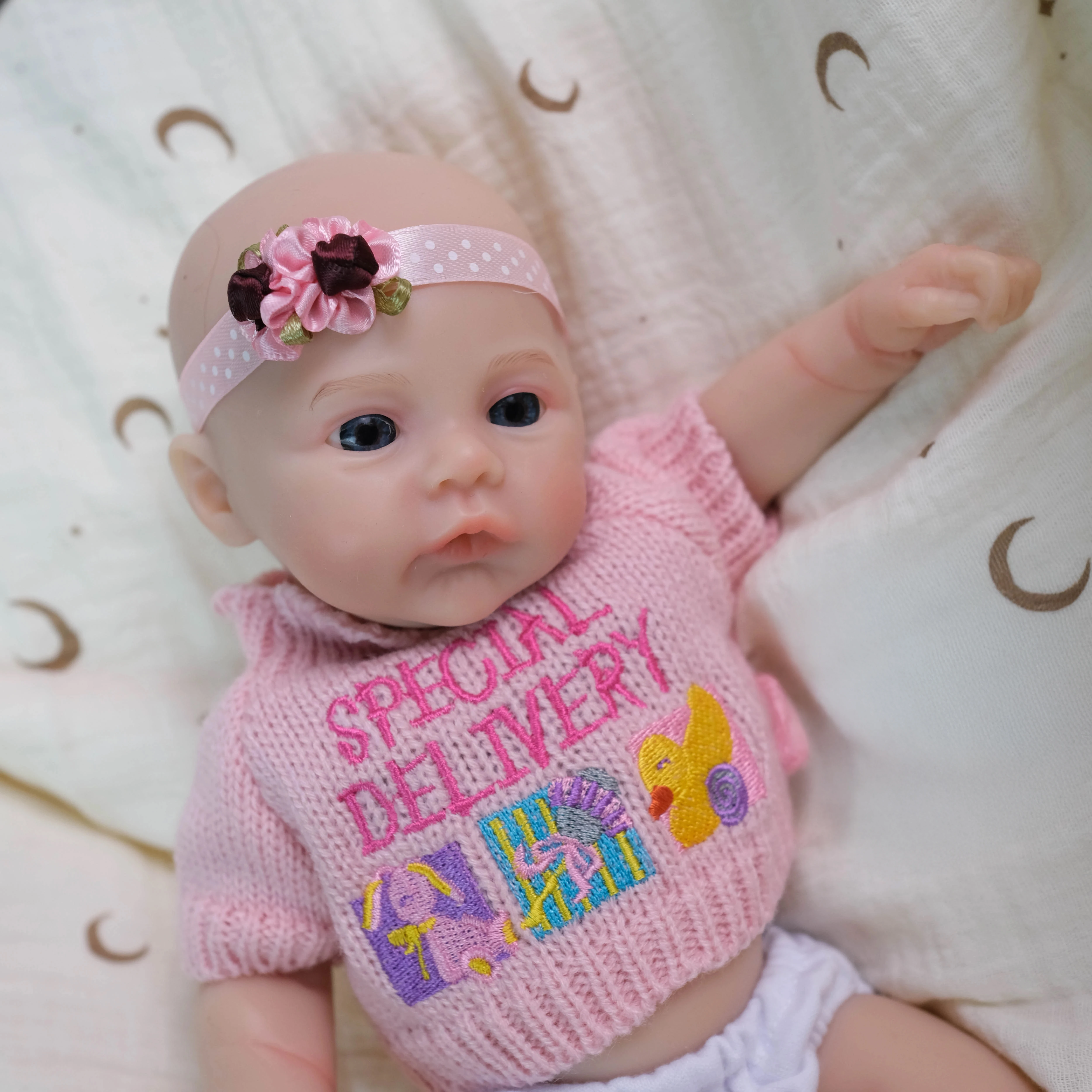 NPK 12inch Lifelike Soft Girl Doll Cute Meadow Design Elastic Silicone Mouth Open Solid Doll for Collectors
