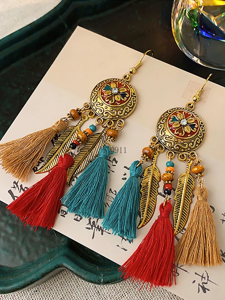 زوج من الأقراط الطويلة ذات الطراز العرقي، مناسب للنساء لارتدائها أثناء السفر والترفيه.