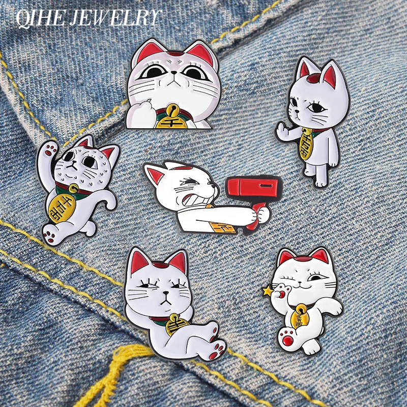 Anime Turbo Granny Katzen-Emaille-Pin: Fierce Cat mit rotem Haartrockner, Glückskatze mit Mittelfinger-Brosche, Anstecknadel, Schmuckgeschenk