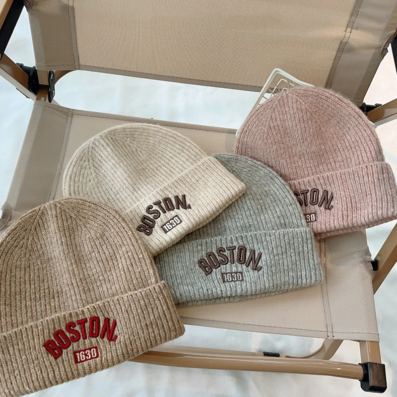 หมวกบีนนี่ปักลายตัวอักษรสีทึบสำหรับเด็กหมวกแบบสวมหัวเด็กหญิงเด็กชายขนสัตว์อบอุ่นสำหรับฤดูใบไม้ร่วงและฤดูหนาว