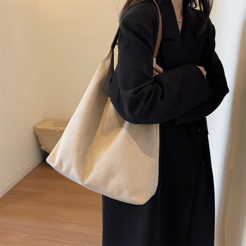 

Ladies Tote Bag Crafted From Fine Leather With Casual Vintage Style And Classic Elegant Design Showing Trendy Look​