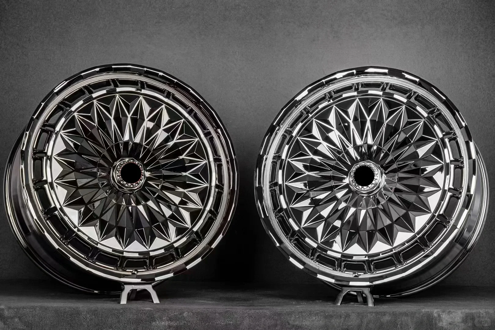 Jantes de liga forjada personalizadas com trava central cromada 6061-T6 para passageiros de carro 15 ~ 26 polegadas