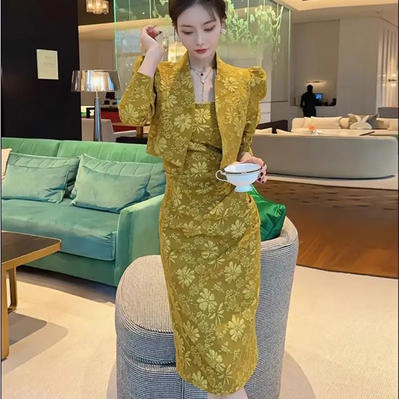 

Новый легкий роскошный модный жаккардовый осенний комплект из двух предметов для женщин, высококачественное пышное пальто с длинными рукавами + облегающее платье с разрезом, костюм на бретельках