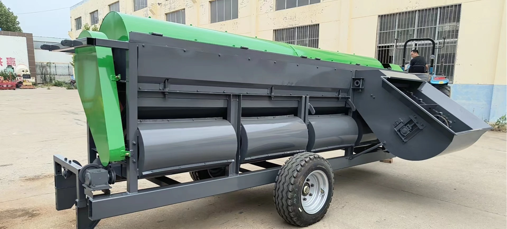 Automatic earth planting pepper picking machine Agricultural pepper suction fruit picking machine