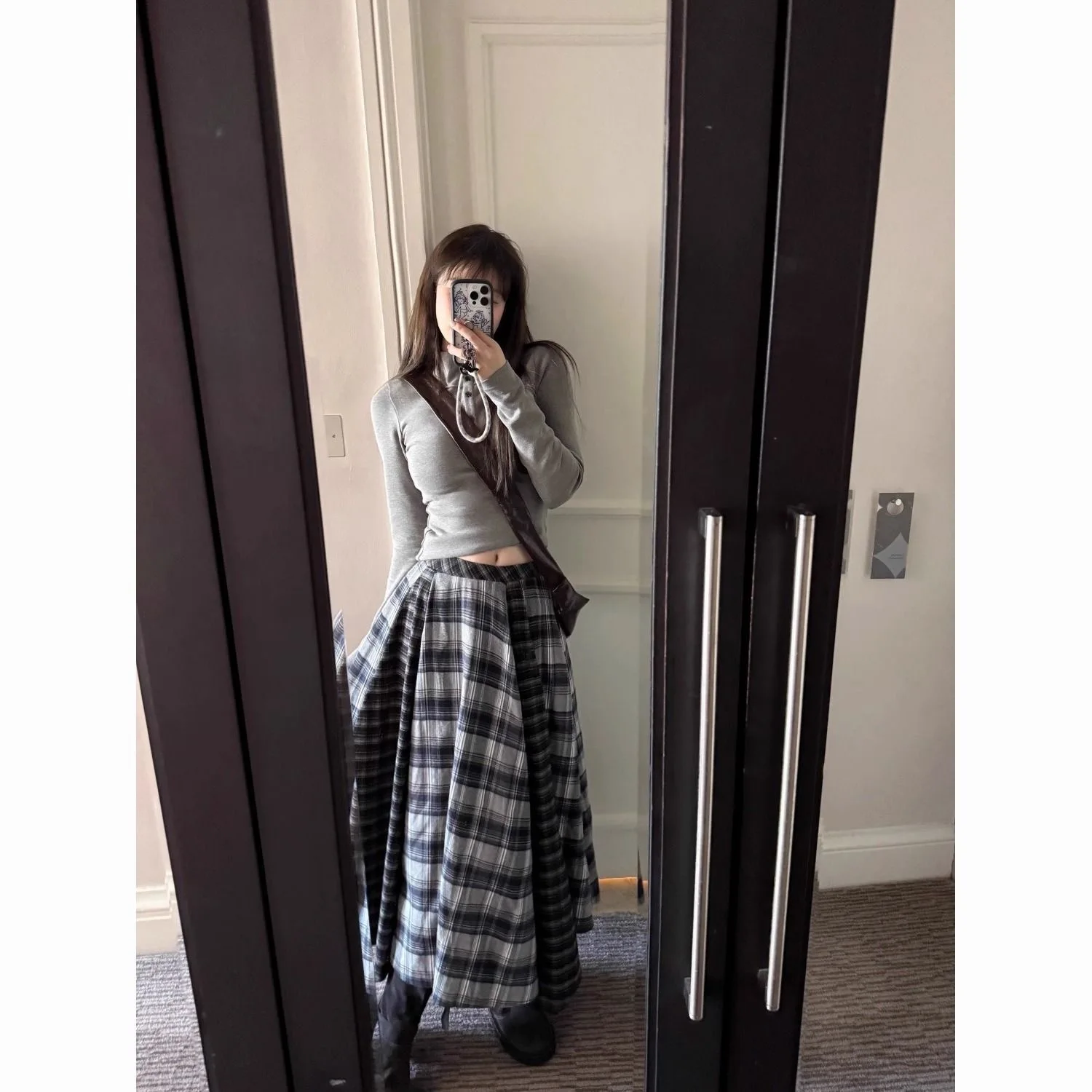 تنورة مربعات باللونين الأبيض والأسود على الطراز البريطاني 2025 تنورة جديدة عالية الخصر وتنحيف وواسعة التأرجح وتنورة MIDI متعددة الاستخدامات ورجعية