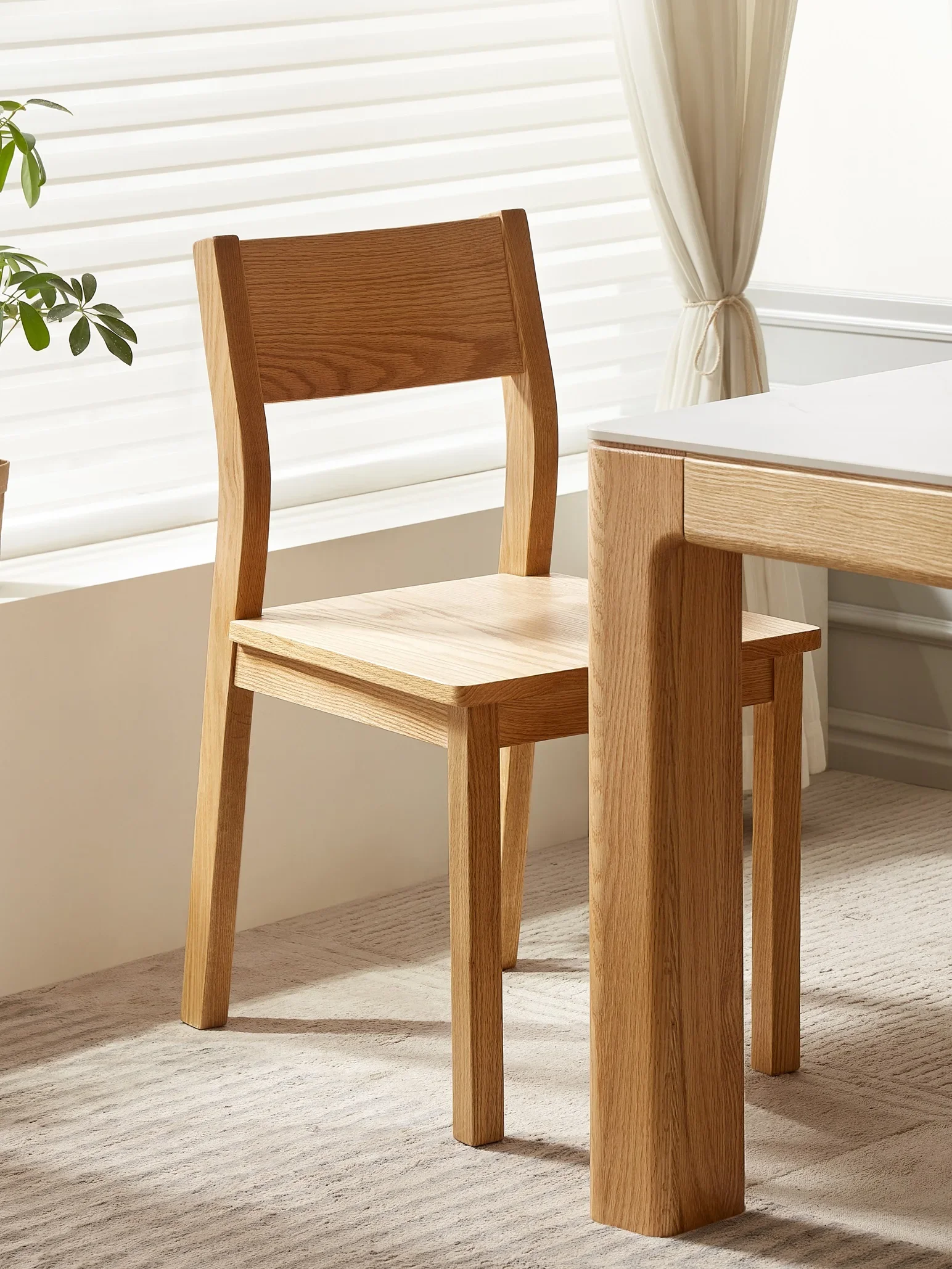 Eleganter Esszimmerstuhl aus massivem Eichenholz