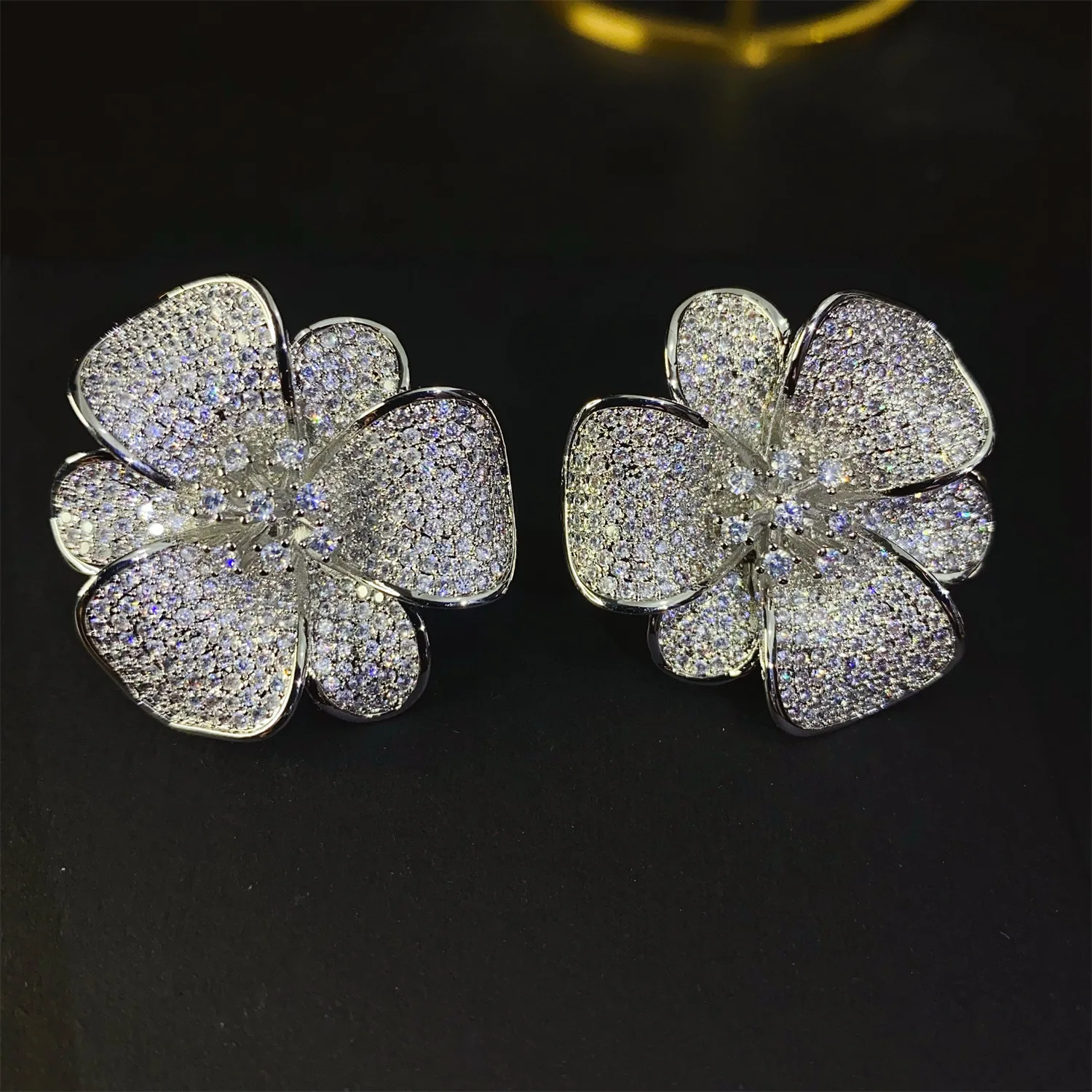 

Shiny Silver Gold Color Zircon Flower Stud Earrings Wedding Bride Dinner Party Women Luxury Jewelry Big Flower Clip Earrrings