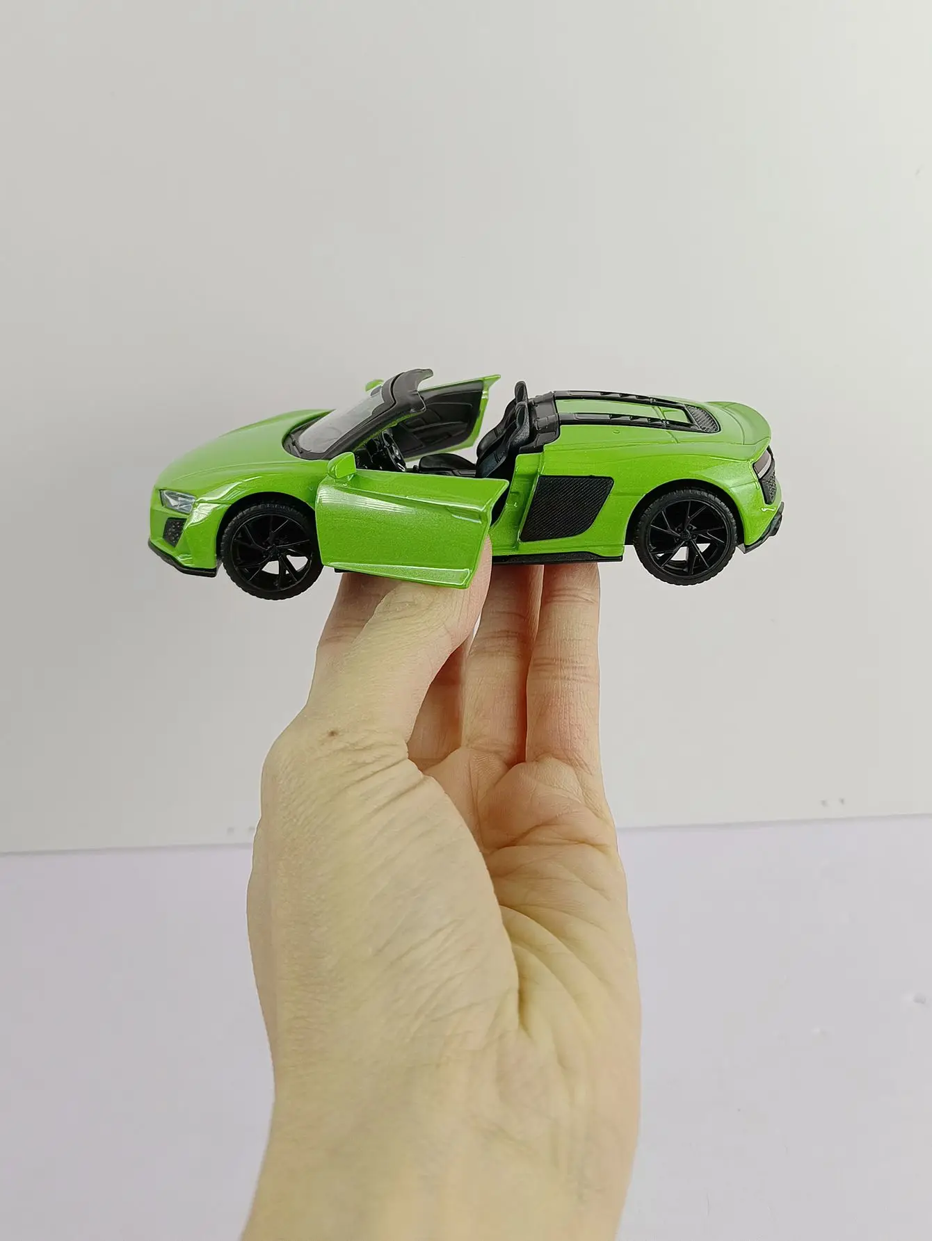 1/32 r8 spyder super sport diecast liga de metal modelo de carro de brinquedo em miniatura puxar para trás portas que podem ser abertas coleção presente para menino criança