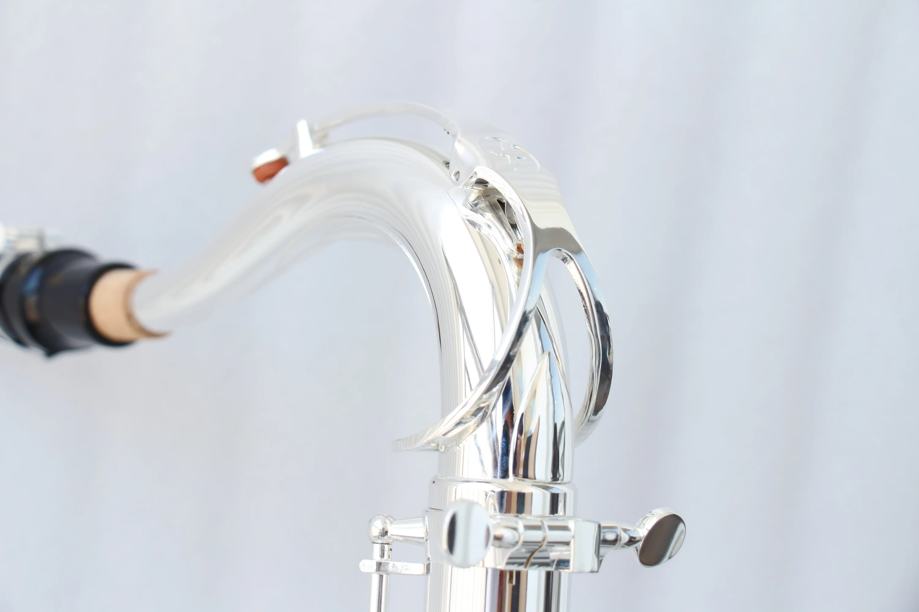 Well-crafted Musical Instruments Silver Plated Brass Body Bb Tenor Saxophone With Silver Keys And Artistic Engraving