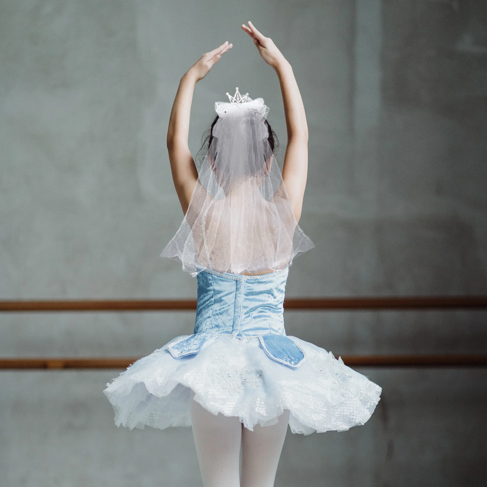 

Детская повязка на голову с бантом для девочек, 35 г, легкая сверкающая тиара с короной, подарок на день рождения, модная корона с блестками