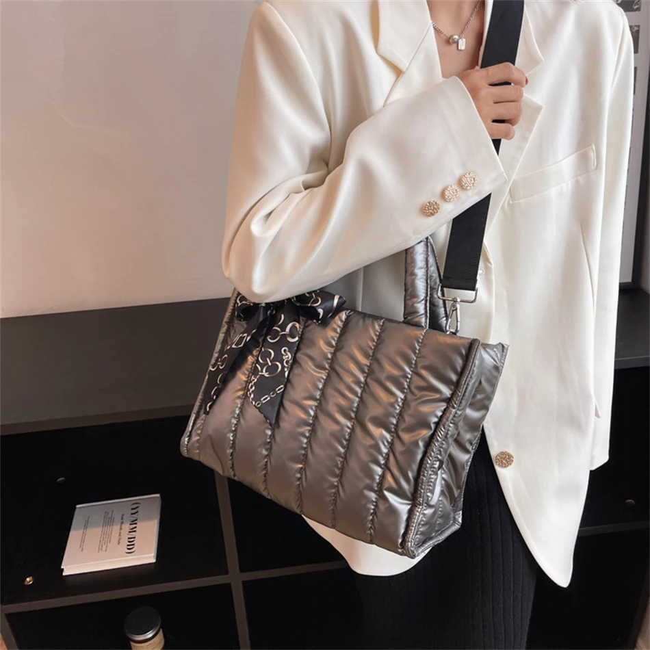 Elegante Damen-Tragetasche mit Seidenschal-Akzent, gesteppte Umhängetaschen für Damen, lässig, einfarbig, gepolstert, Damen-Umhängetasche – Detail 5