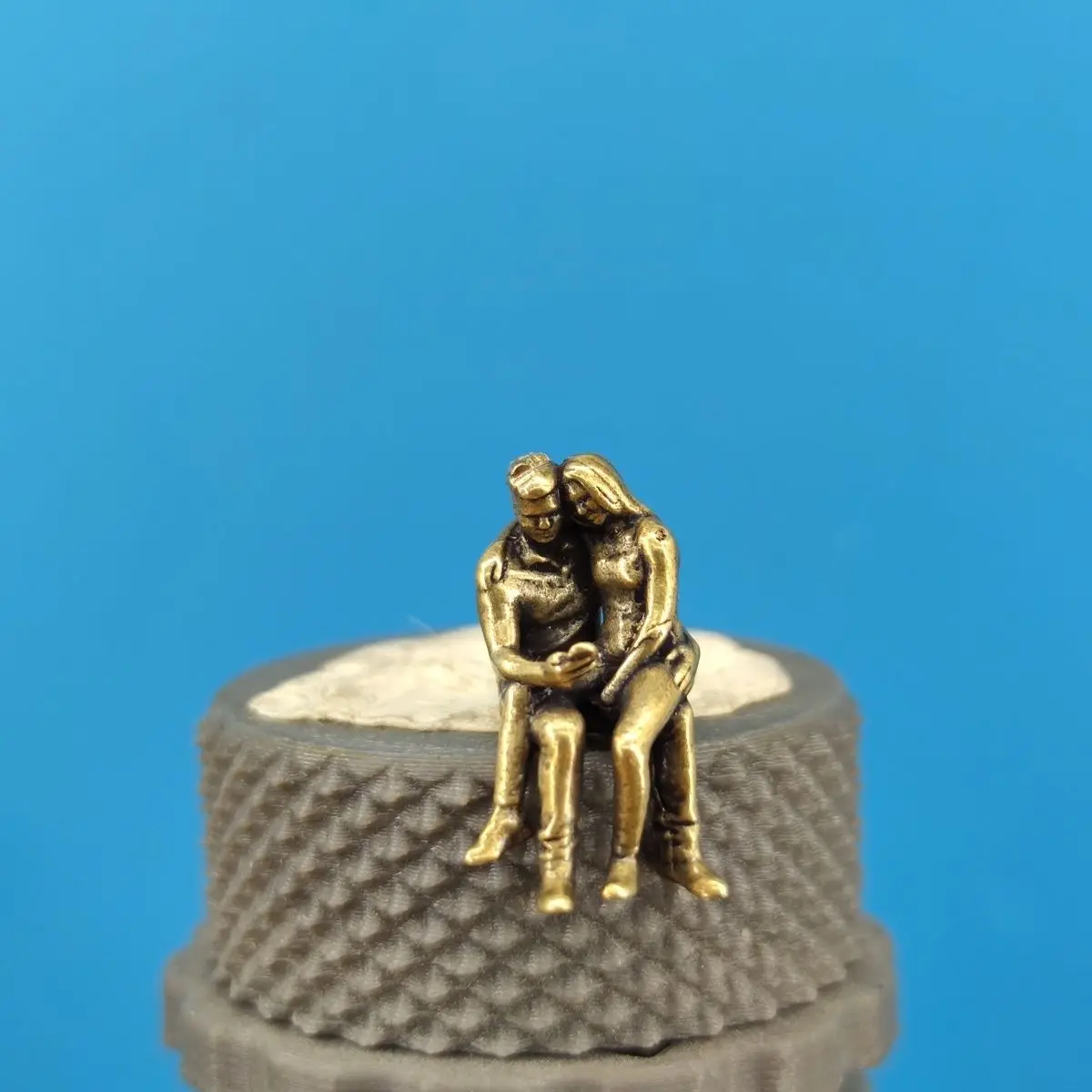 Figurine Miniature de Couple en laiton, petite Statue, décoration de bureau et accessoire de photographie Macro, ornement de collection