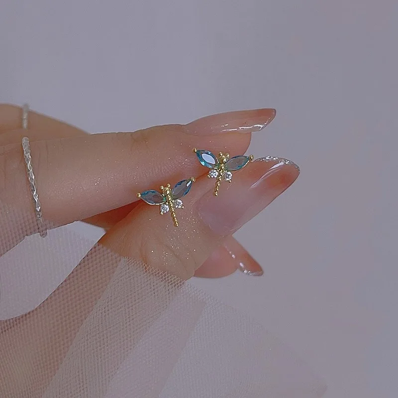 

Серьги-гвоздики из стерлингового серебра 925 пробы с цирконием в форме стрекозы, женские легкие роскошные темпераментные ювелирные изделия для свадебной вечеринки, подарок