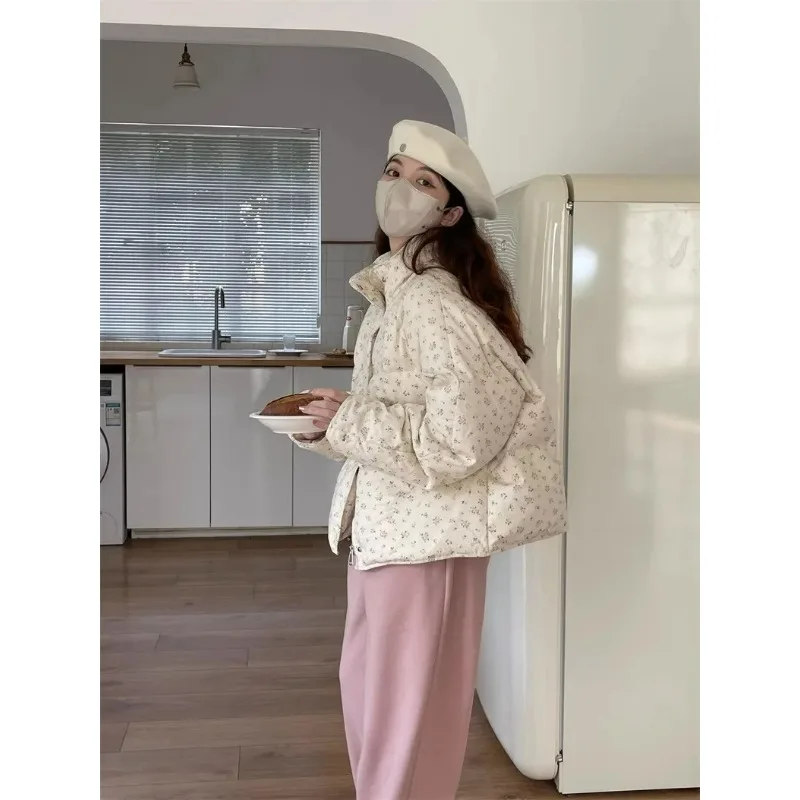 اقتصاص سترة منتفخة المرأة الأزهار طباعة معطف شتوي قصير لطيف الوقوف طوق مبطن سترة الحلو المؤنث نمط القطن مبطن