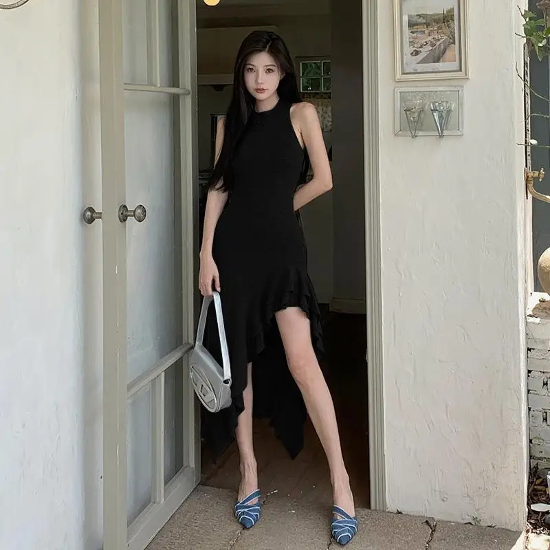 Würziges Mädchen im koreanischen Stil ärmelloser hängender Hals mit unregelmäßigem Kleid mit Rüschen kante und hoher Taille, schmal gewickelter Hüftrock, trendy