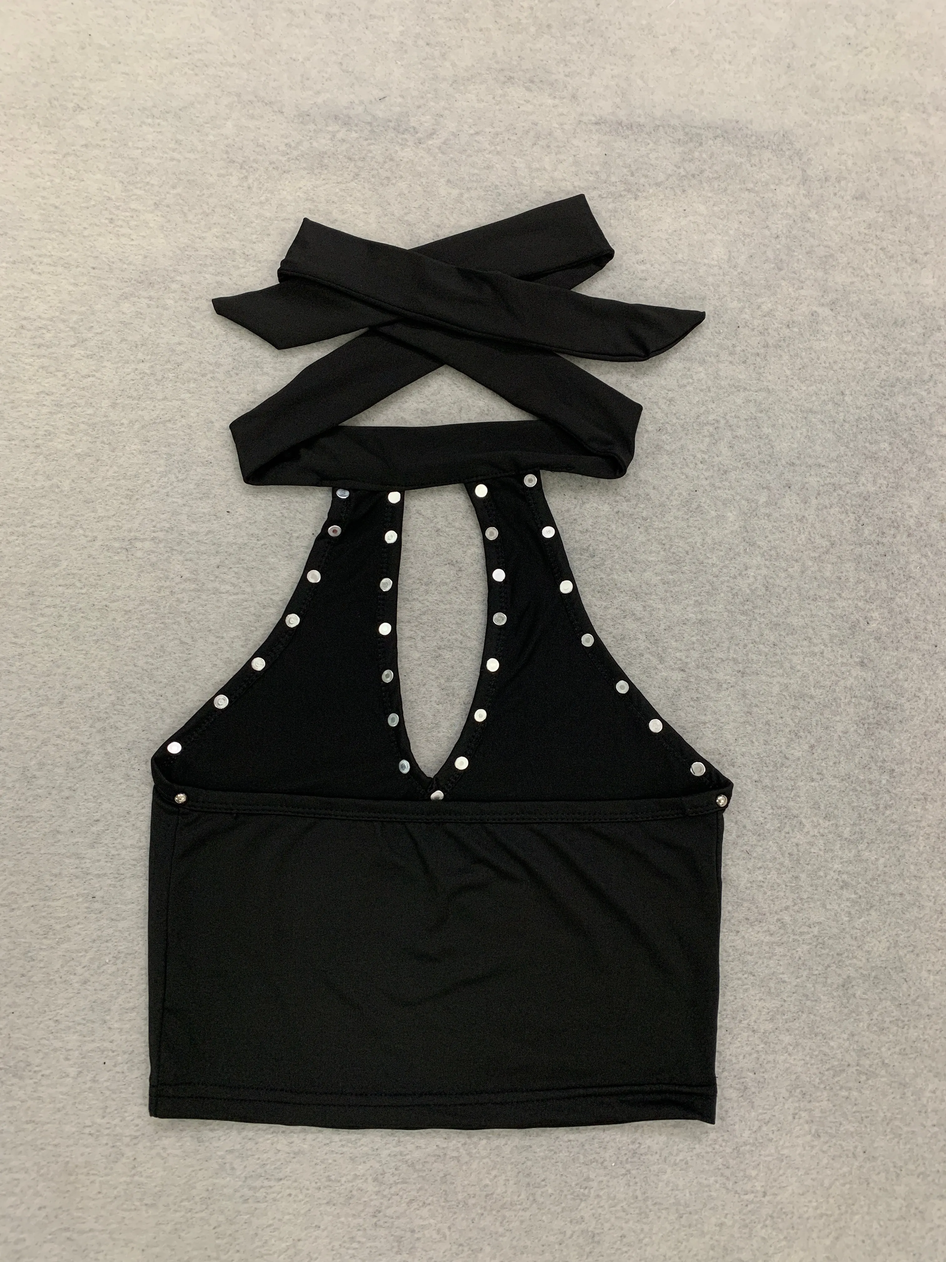 Subkultur-Punk-Stil, Nieten-Design, hängender Hals, rückenfreies, kurzes, hohles, ärmelloses, schmales, heißes Mädchen-Sling-Top. – Detail 3