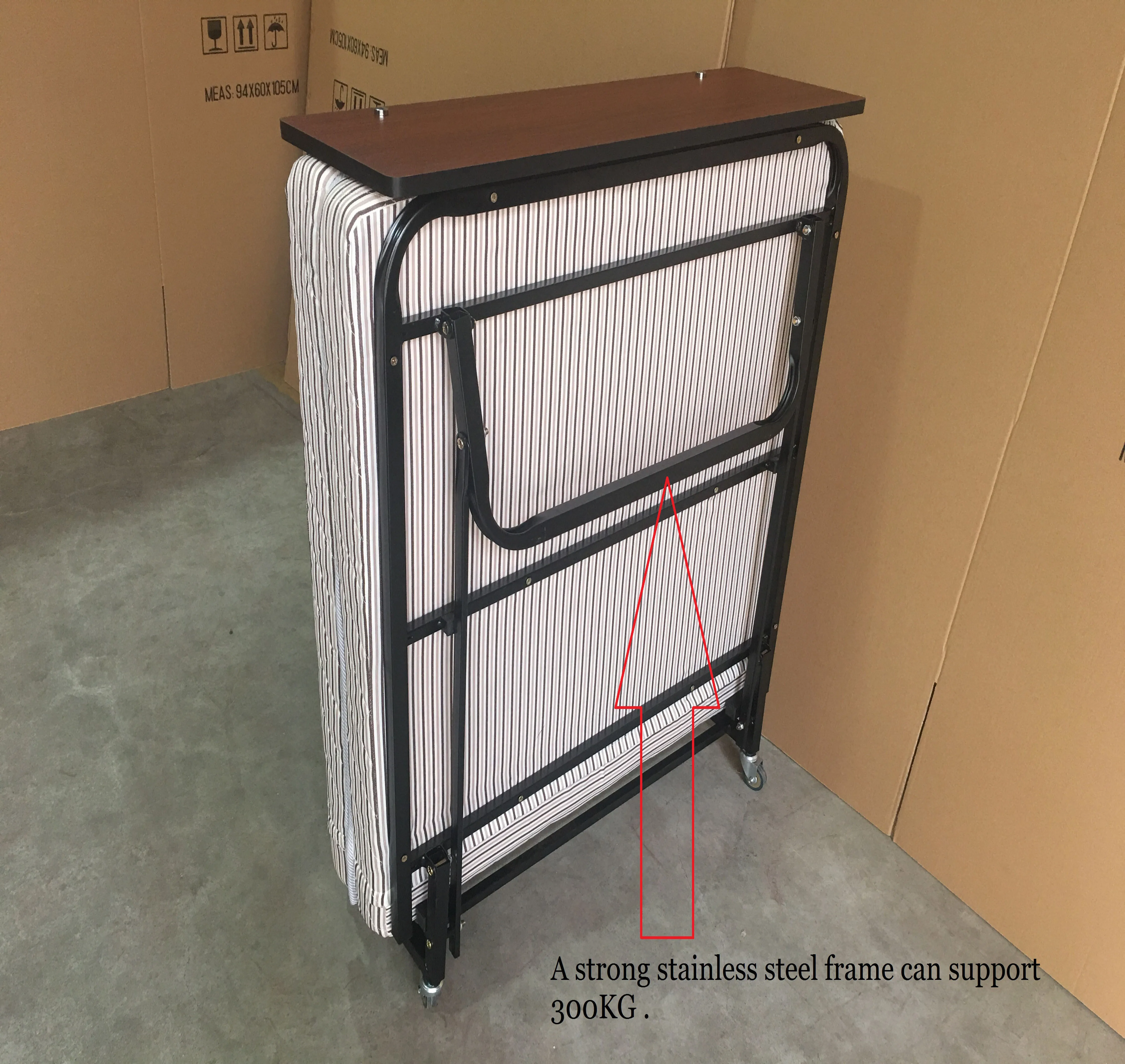 سرير قابل للطي مع مرتبة محمولة للاستخدام في الفنادق أثاث منزلي فولاذي أثاث غرفة نوم كرتون حديد سرير ناعم حديث 10 قطع