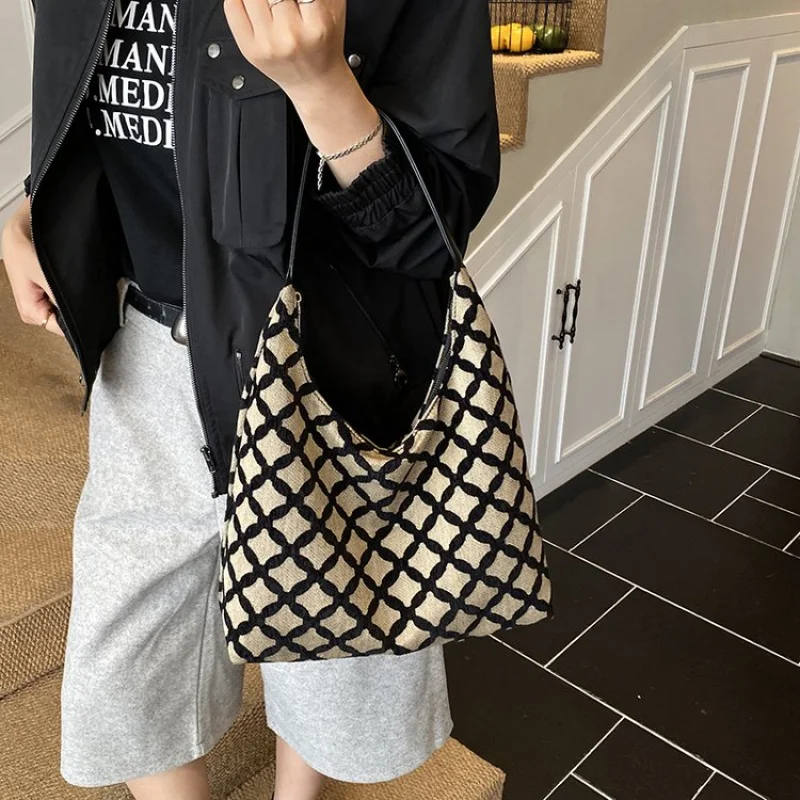 

Stylish Casual Simple Mini Clutch Bag For Leisure Business Women In Solid Color With Trendy Letter Logo