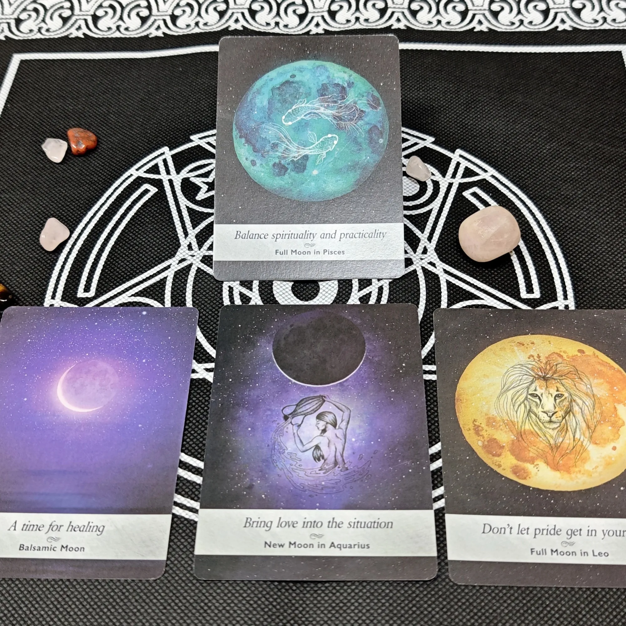 

Hot Selling Moon Oracle Tarot Leisure Entertainment Card Family Gathering Divination Deck Tarot Board Playing Card Game
