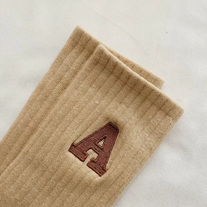 Letras bordadas femininas cor sólida esporte mid-tube meias quatro temporada estilo coreano moda harajuku unisex calcetines meias