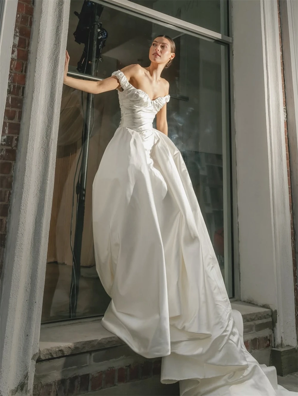 Customized Boho White Satin Wedding Dress Formal Sweetheart Off the Shoulder Bridal Gowns Soft A-Line Court Train Robe de mariée