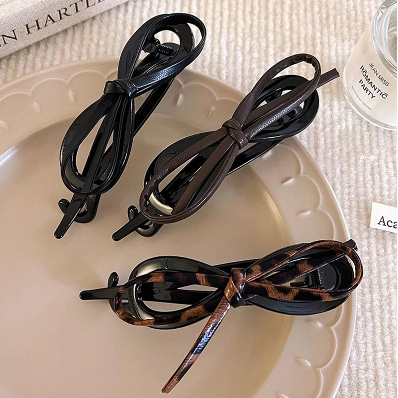 Temperament Leather Bow Twist Clip High-end Feeling At The Back Of The Head One Line Clip Fashionable