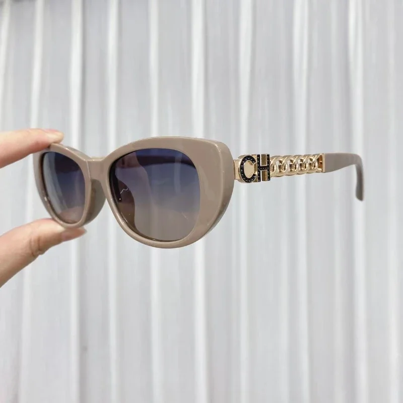 2025 جديد الاستقطاب مربع صغير النظارات الشمسية النساء الرجال رسالة موضة نظارات شمسية سلسلة النظارات المجوفة السيدات Gafas دي سول UV400